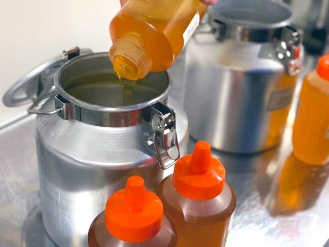 蜂蜜酒の仕込み作業