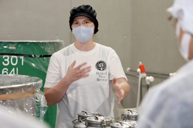 醸造所見学の様子