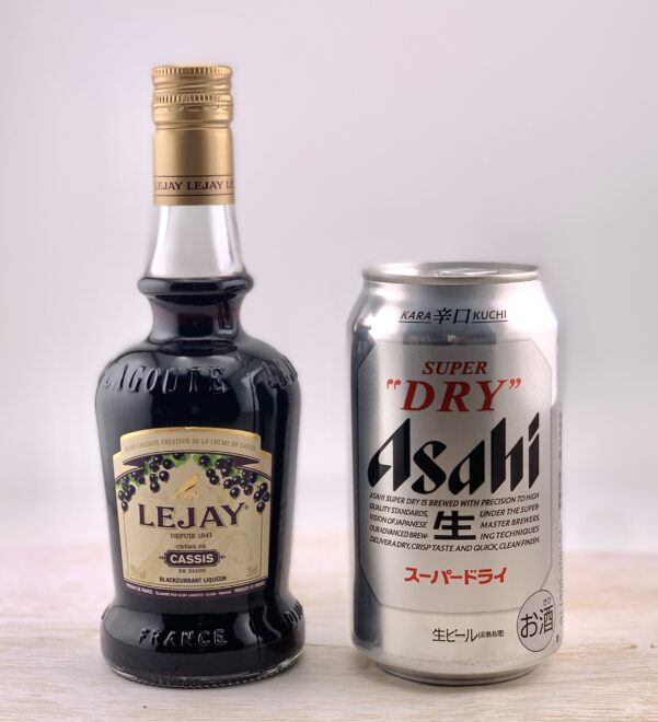 ビールカクテルの素材(ビールとカシスリキュール)