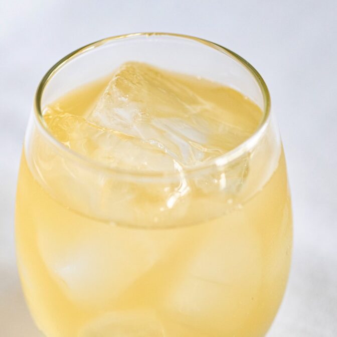 グラスにいれたミード(蜂蜜酒)