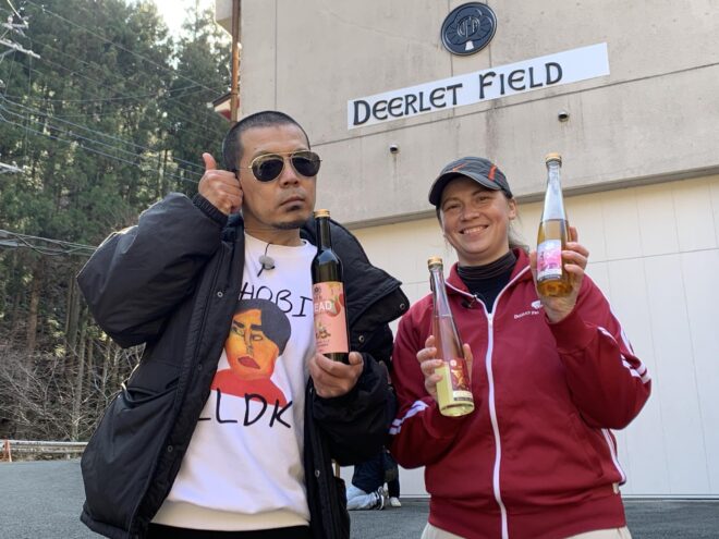 芸人 天竺鼠の川原さんと蜂蜜酒ミード醸造所の前で撮影した様子