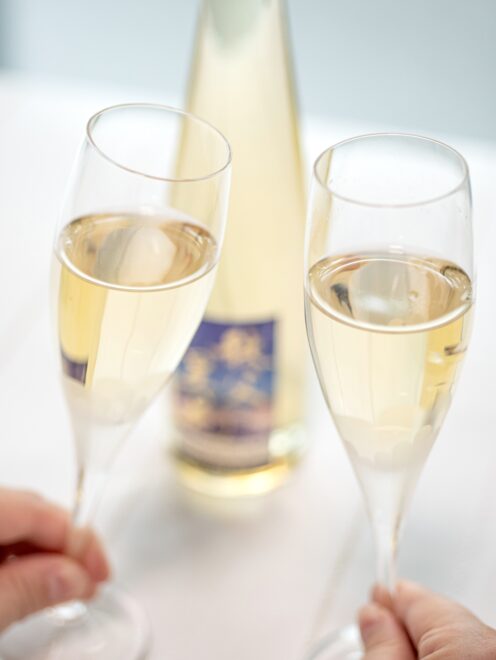 ミードで乾杯する様子