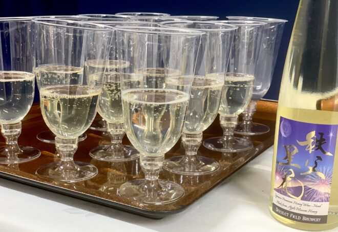 ウェルカムドリンクとしてミードを使用している様子