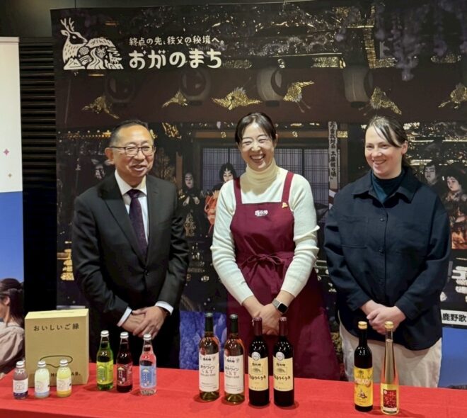 特産品の紹介や蜂蜜酒ミード試飲の様子