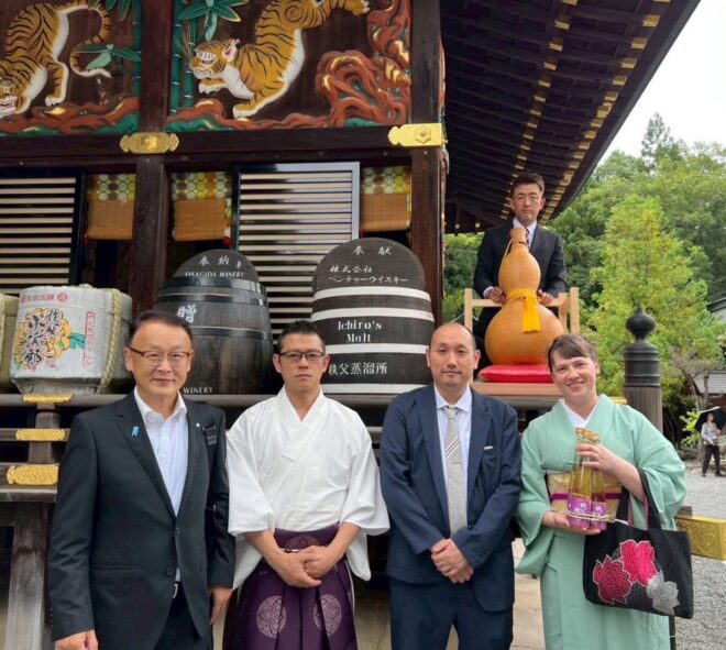 蜂蜜酒の御奉納の様子