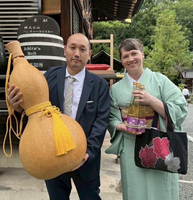 蜂蜜酒の御奉納の様子